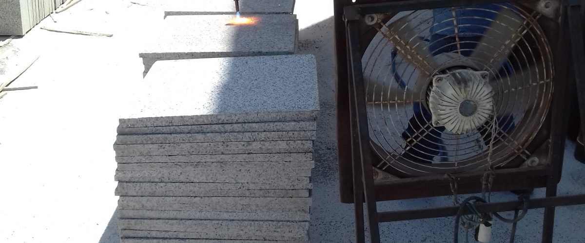 20210603_111005 یک کارگر در حال فلیم کردن سنگ ها